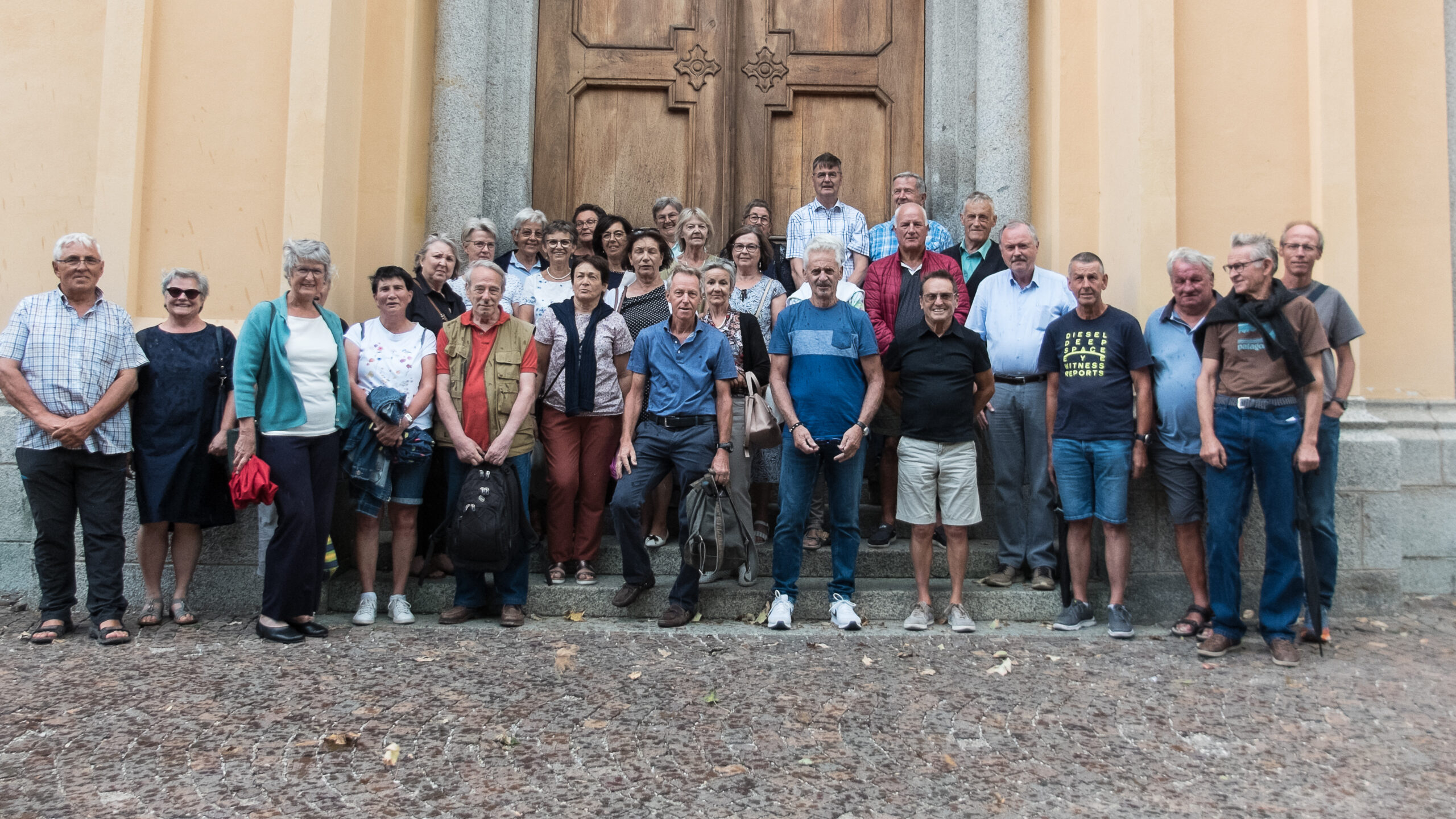 Gruppenbild vor Kirche